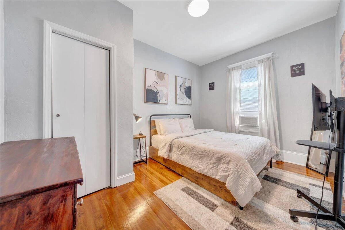 645 Montrose AVE - Photo 14