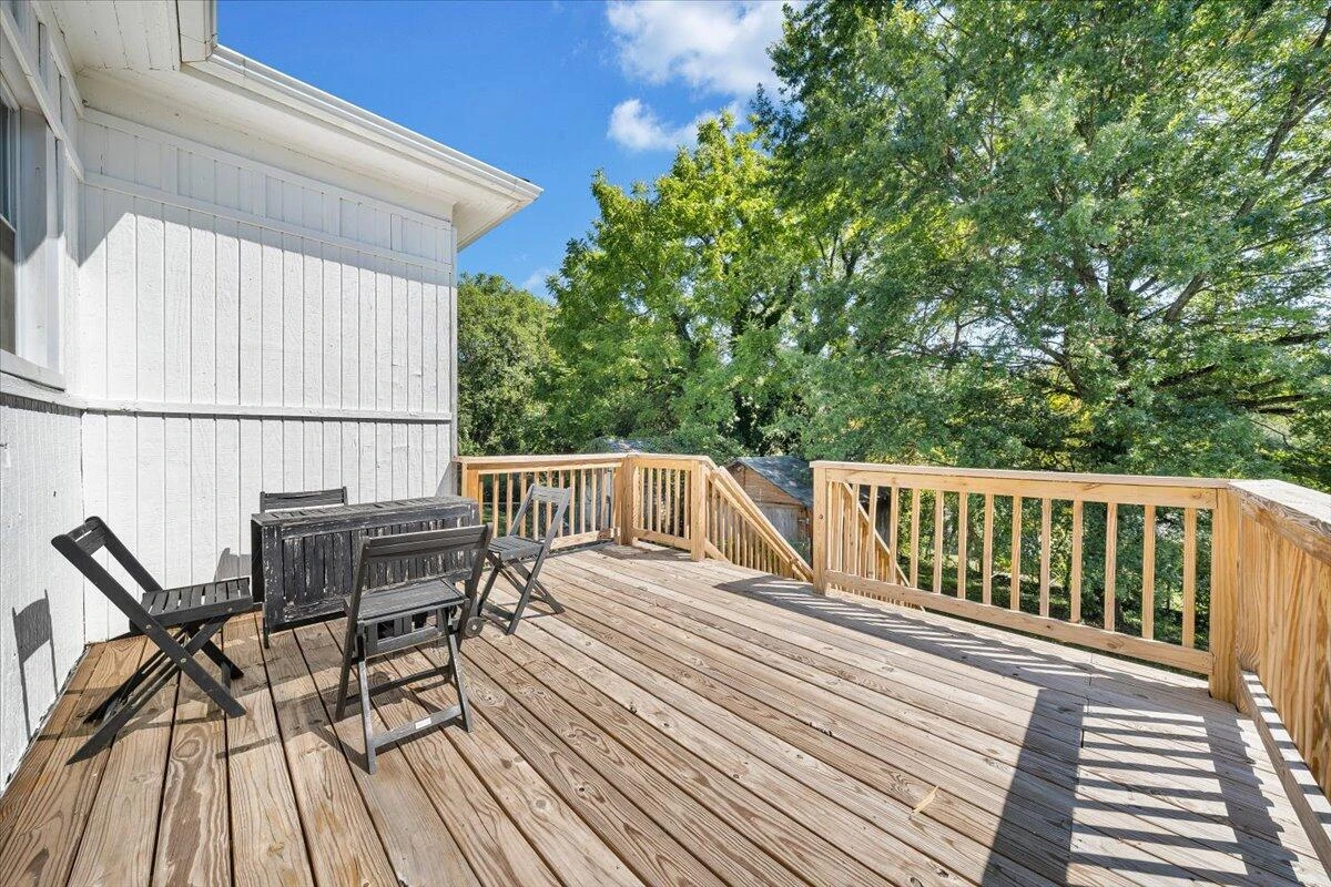 645 Montrose AVE - Photo 15