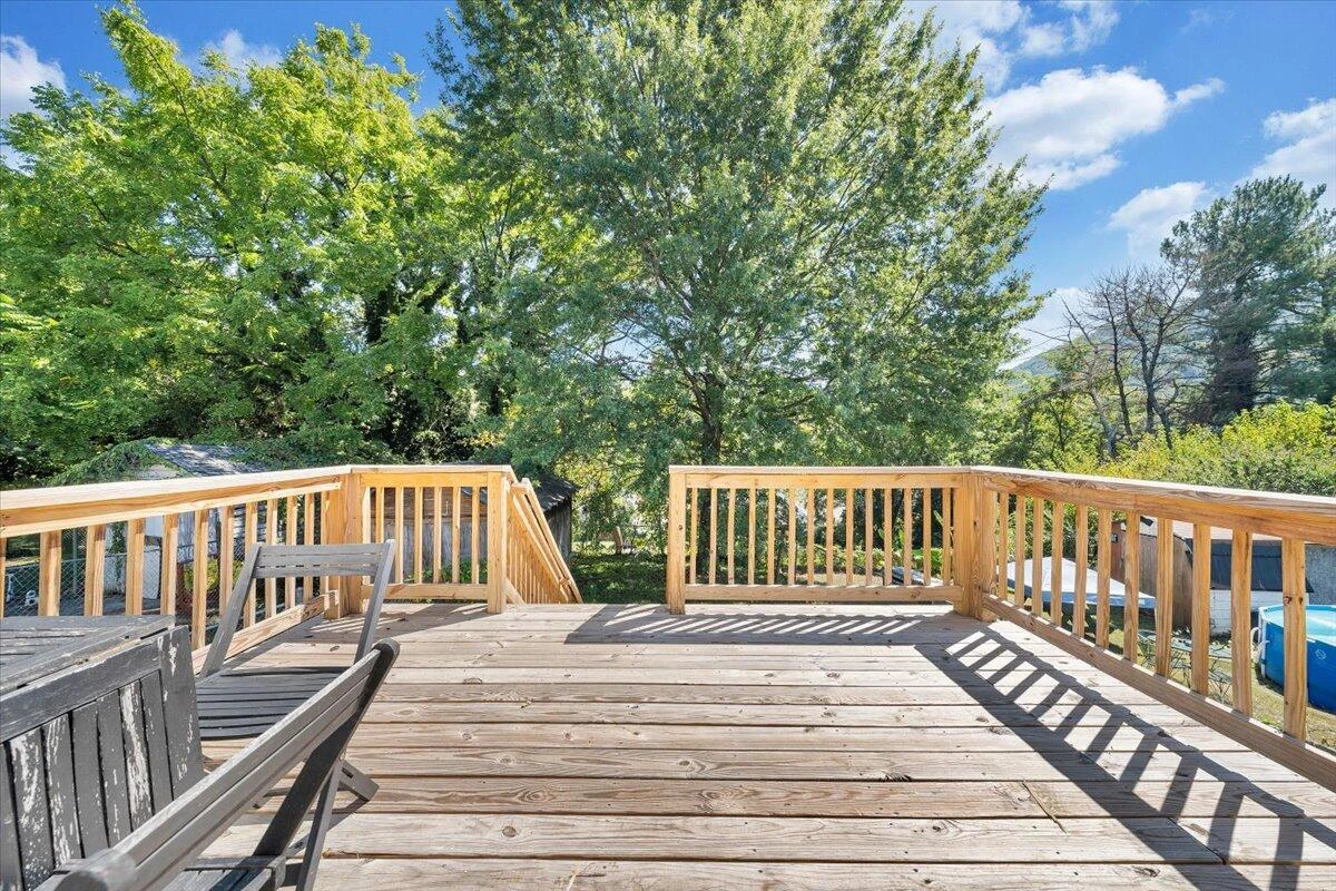 645 Montrose AVE - Photo 16