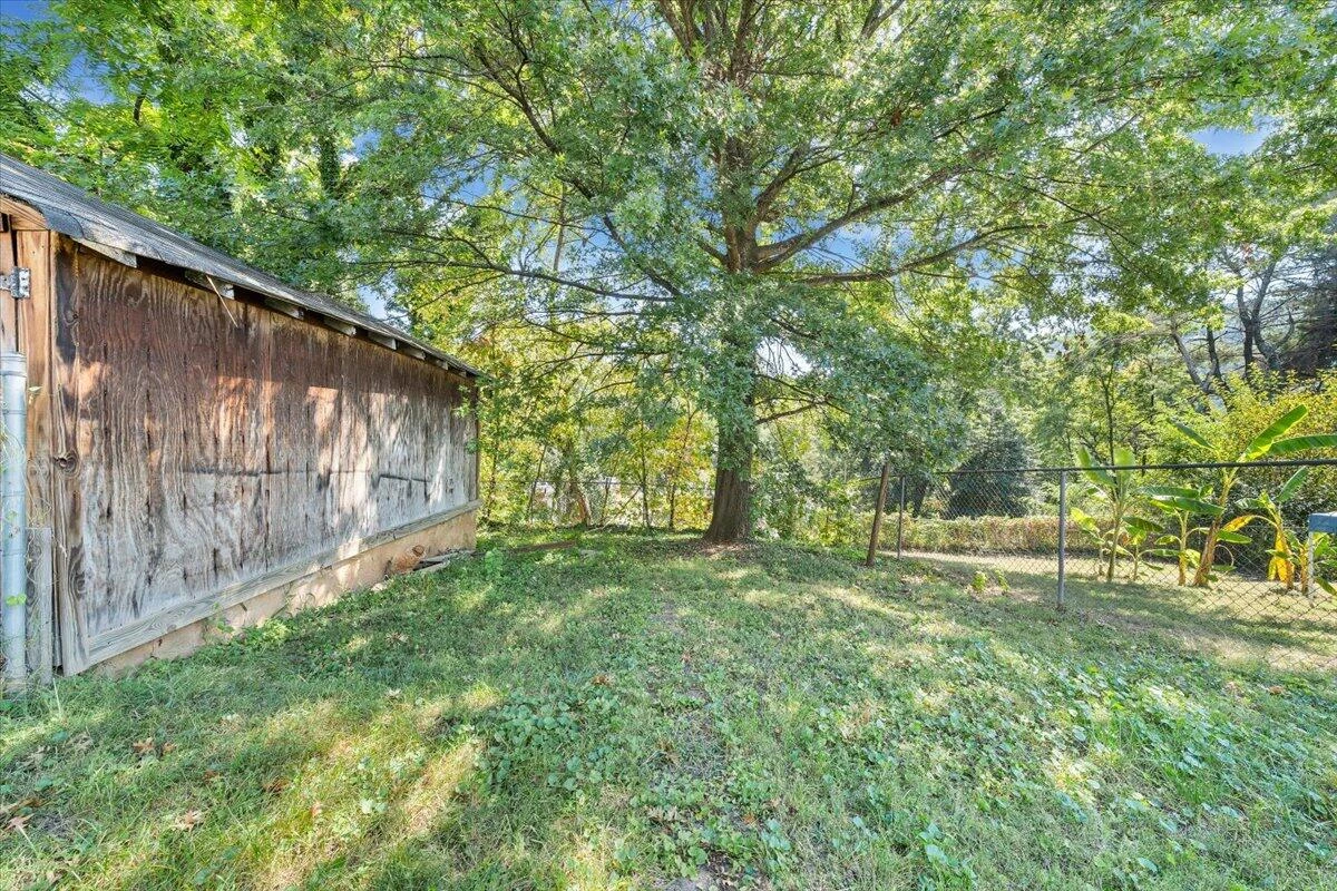 645 Montrose AVE - Photo 17