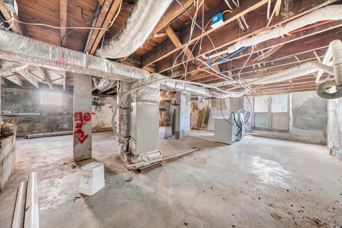 645 Montrose AVE - Photo 18