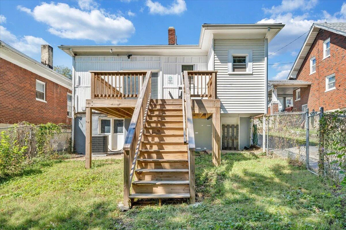 645 Montrose AVE - Photo 19
