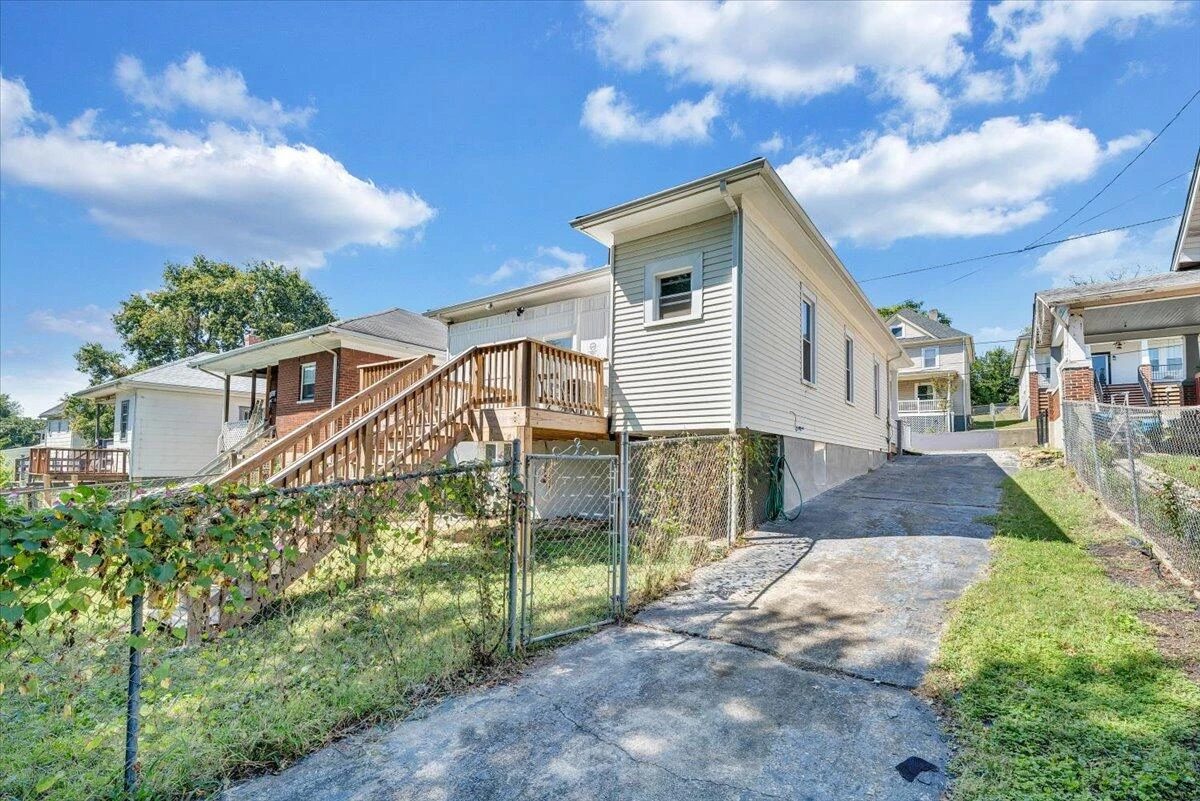 645 Montrose AVE - Photo 20