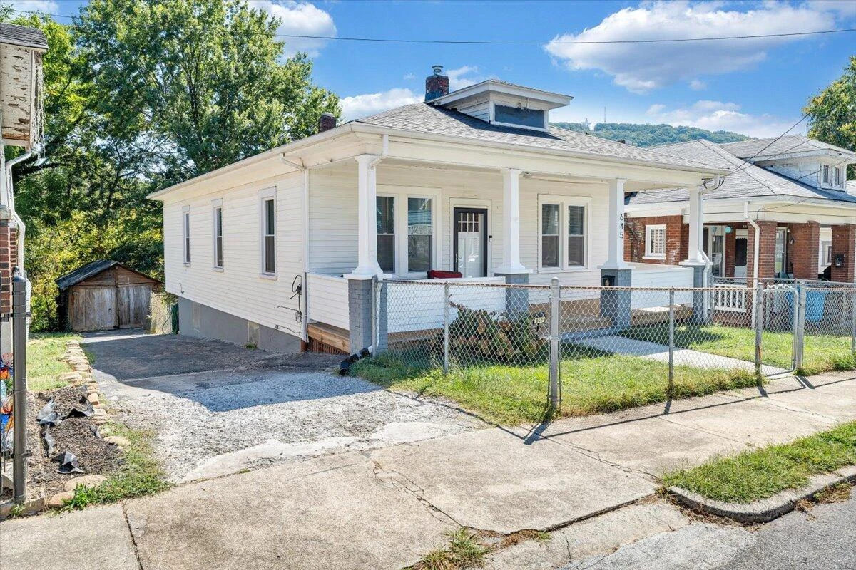 645 Montrose AVE - Photo 21