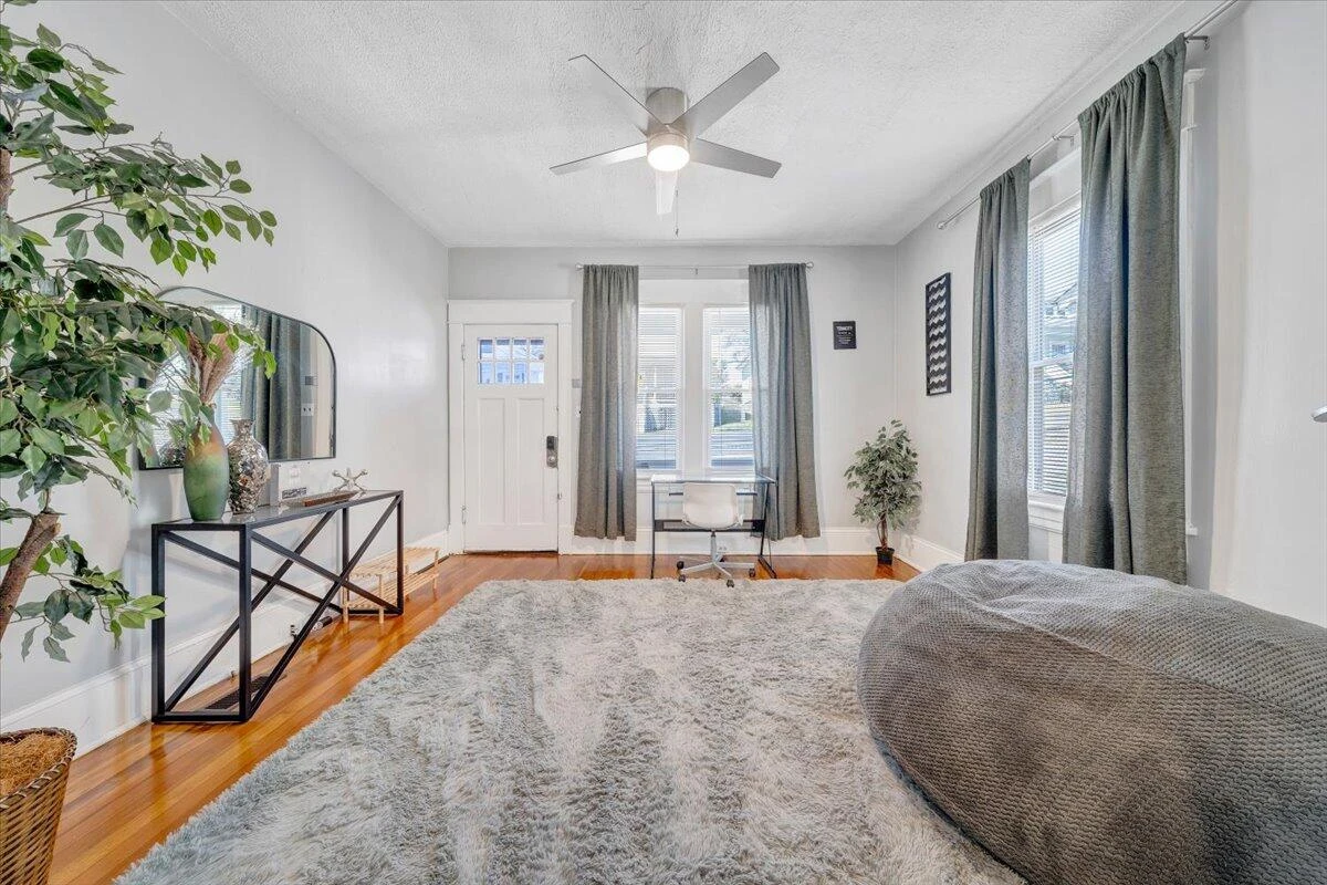 645 Montrose AVE - Photo 3