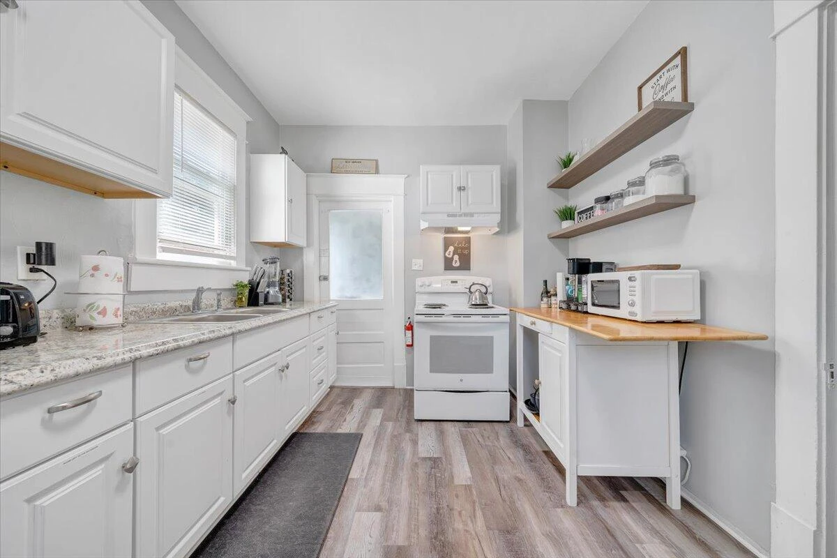 645 Montrose AVE - Photo 8