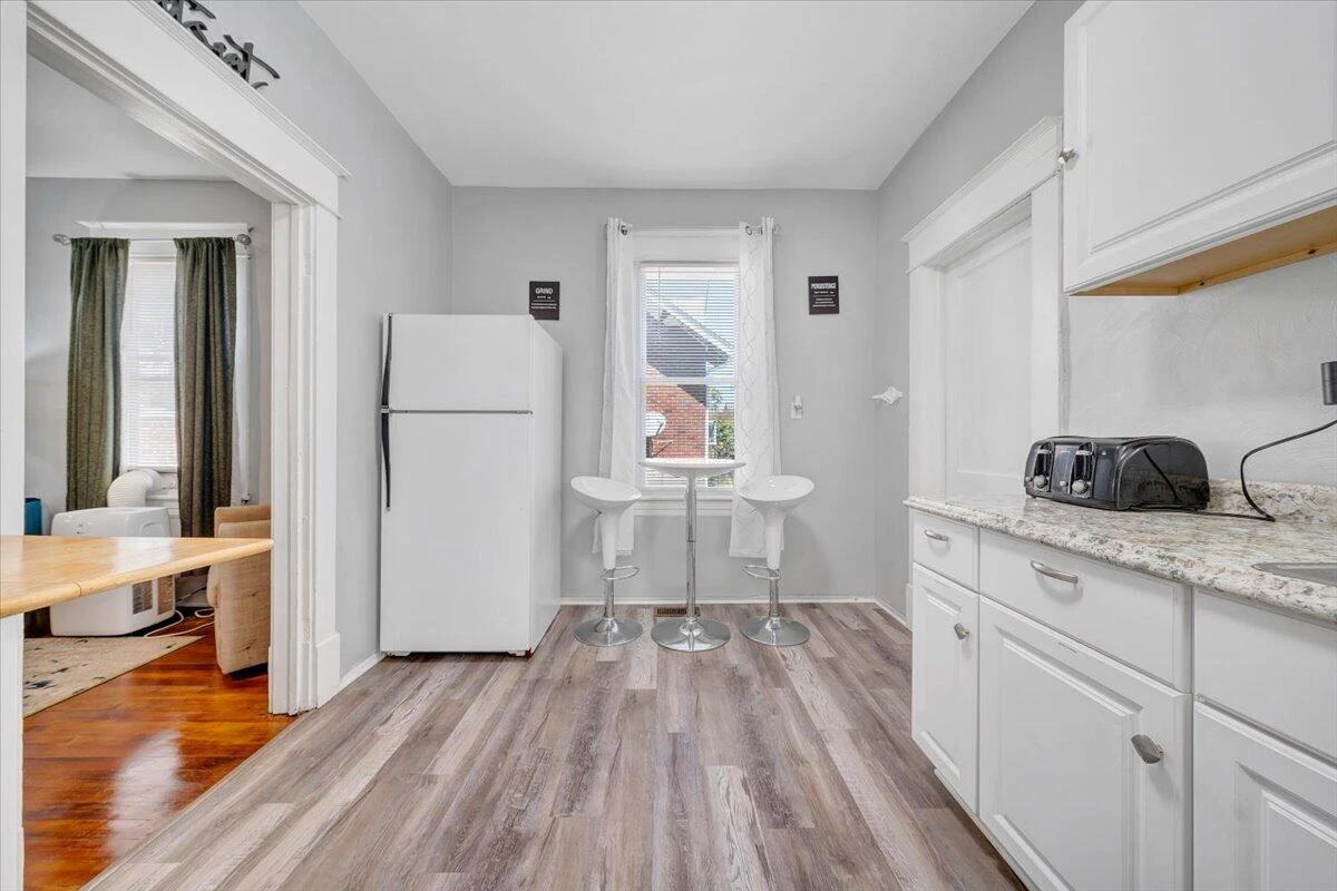 645 Montrose AVE - Photo 9