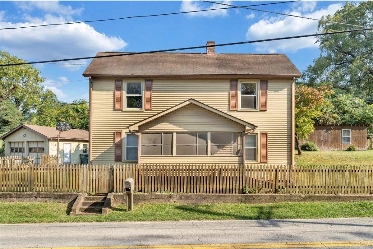 1494 Riverside DR