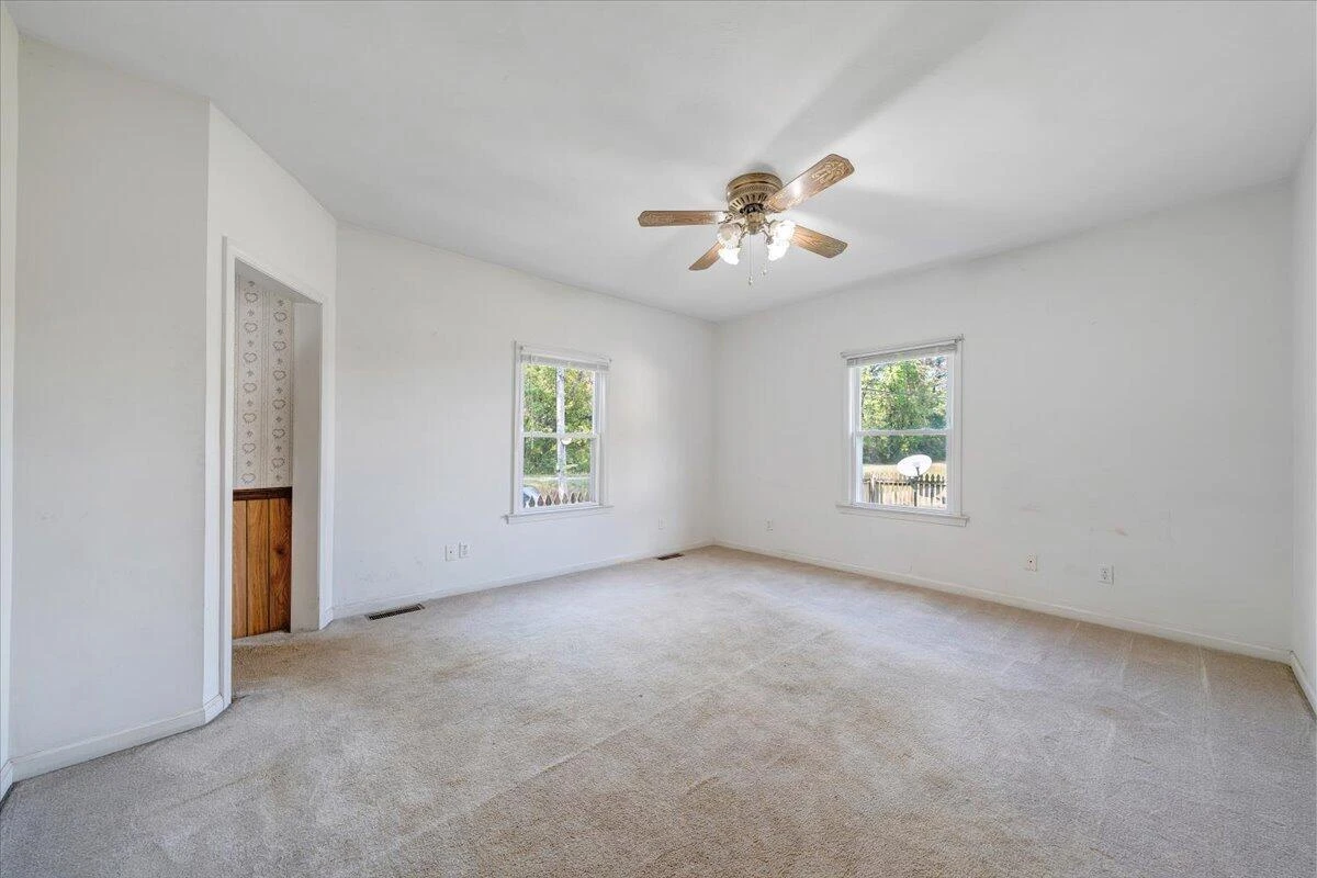 1494 Riverside DR - Photo 10
