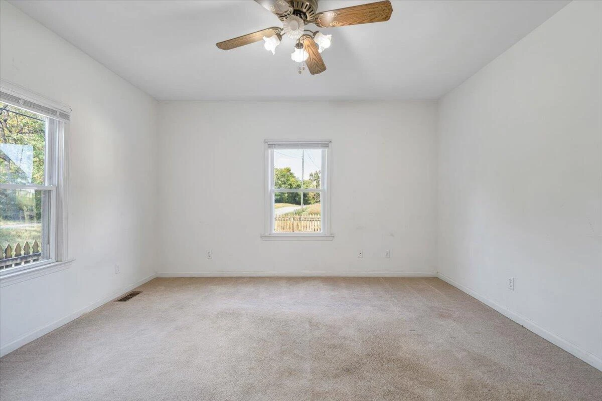 1494 Riverside DR - Photo 11