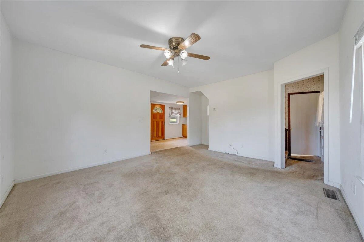 1494 Riverside DR - Photo 14