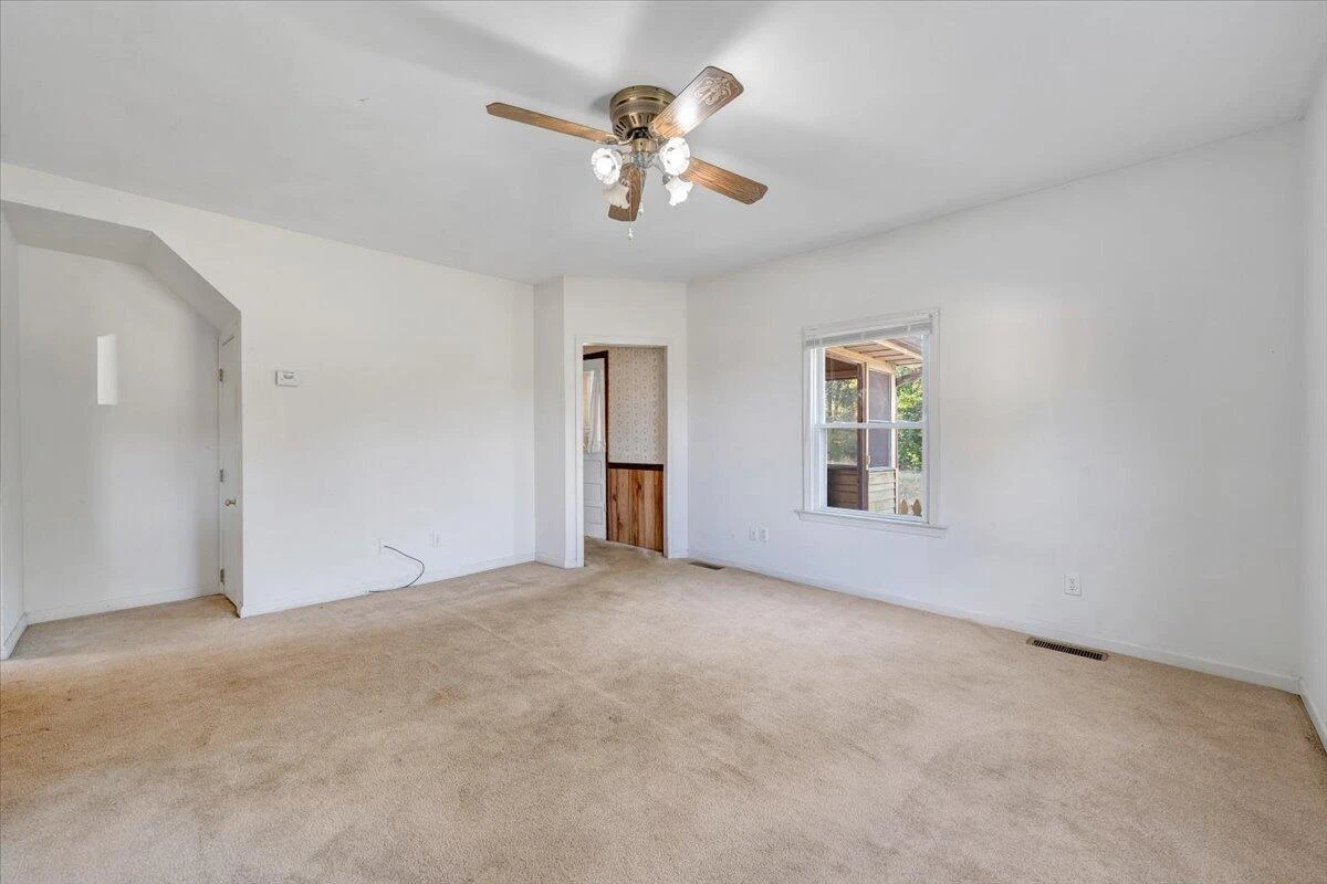 1494 Riverside DR - Photo 16