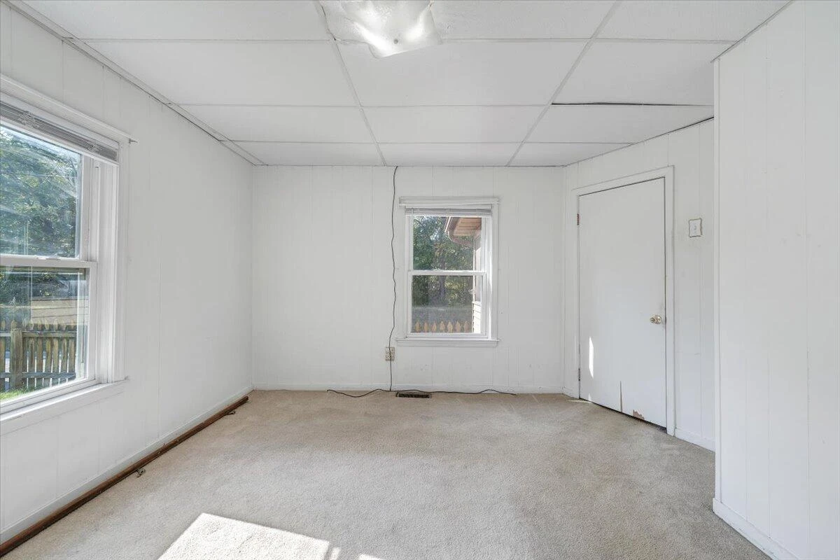 1494 Riverside DR - Photo 19
