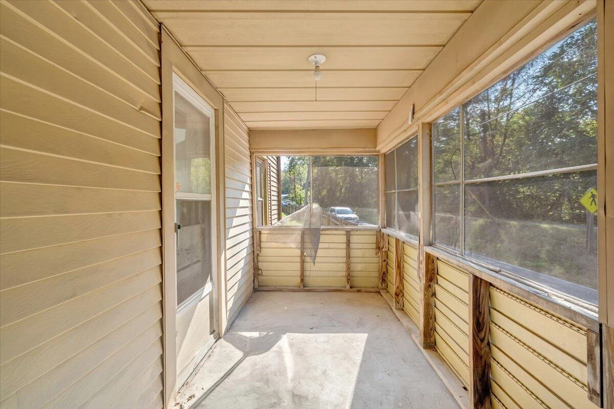 1494 Riverside DR - Photo 26