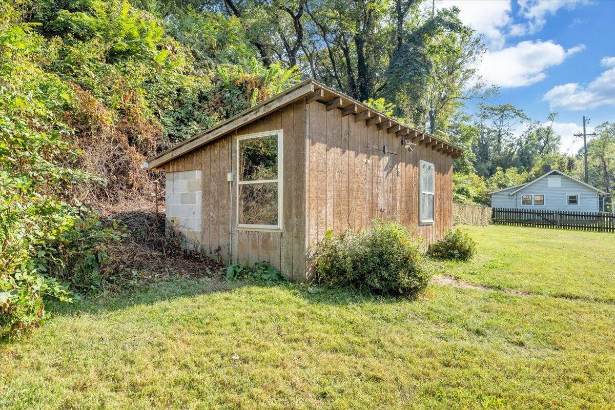 1494 Riverside DR - Photo 32