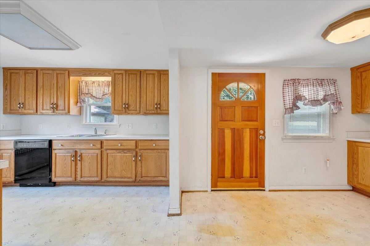 1494 Riverside DR - Photo 4