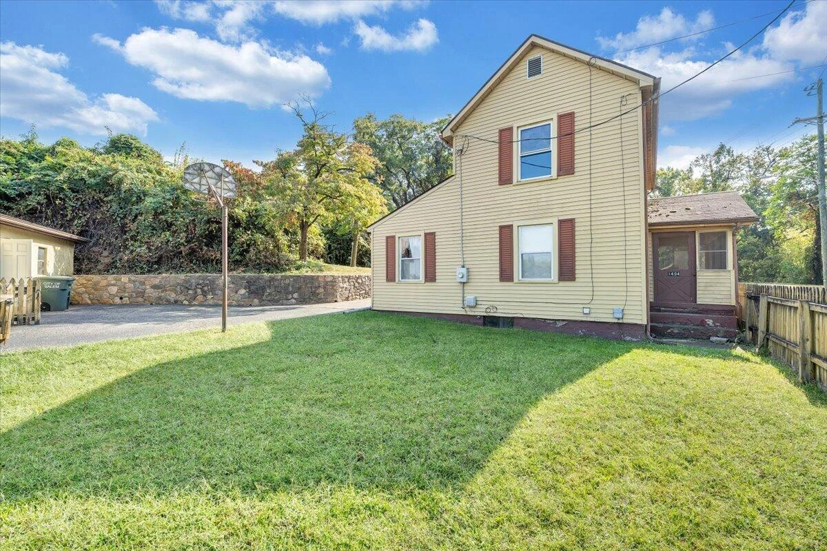 1494 Riverside DR - Photo 46
