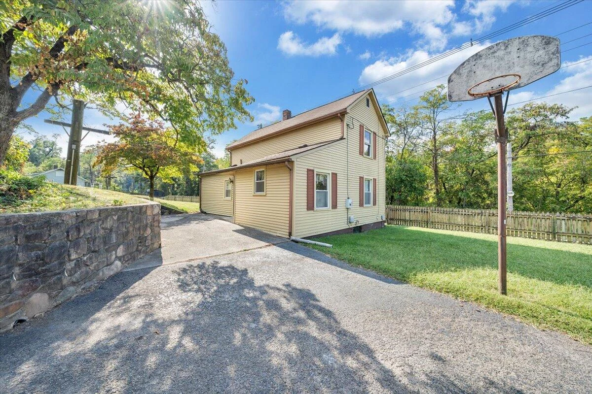 1494 Riverside DR - Photo 47