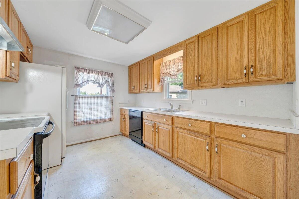 1494 Riverside DR - Photo 5