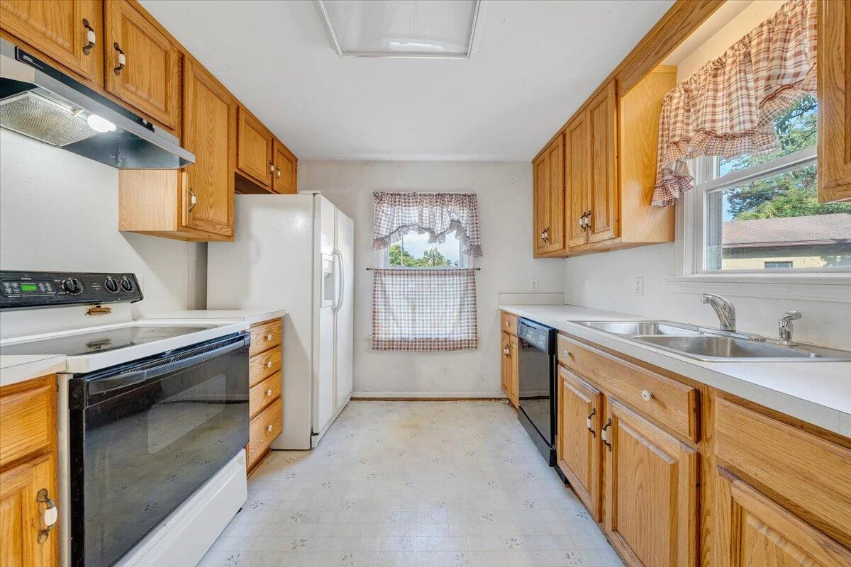 1494 Riverside DR - Photo 6