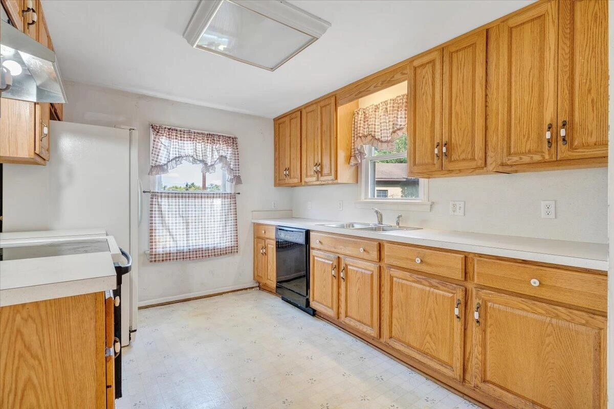 1494 Riverside DR - Photo 8
