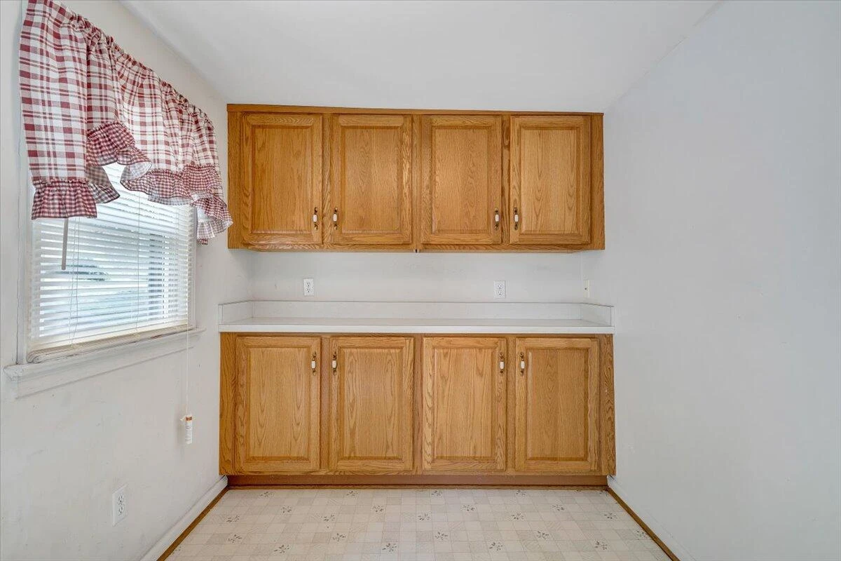 1494 Riverside DR - Photo 9