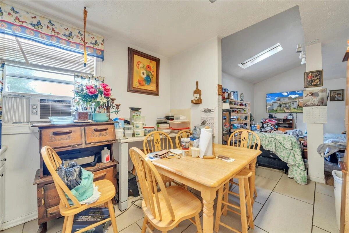 1206 Tompkins AVE - Photo 14