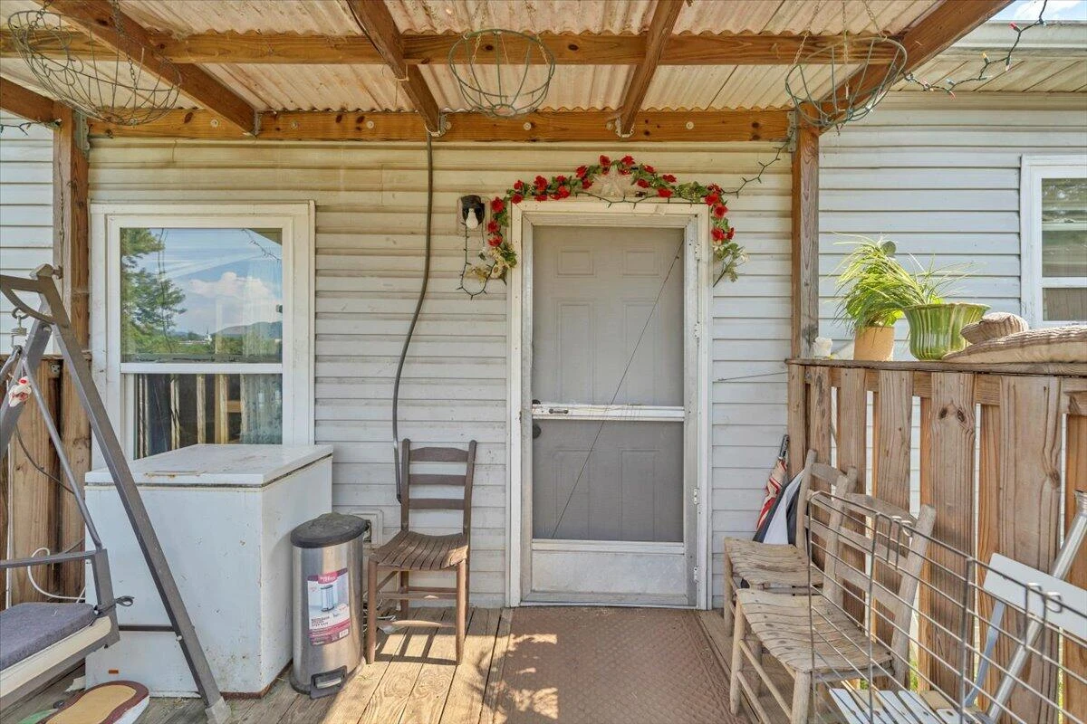 1206 Tompkins AVE - Photo 18
