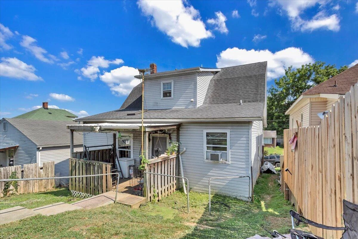 1206 Tompkins AVE - Photo 21
