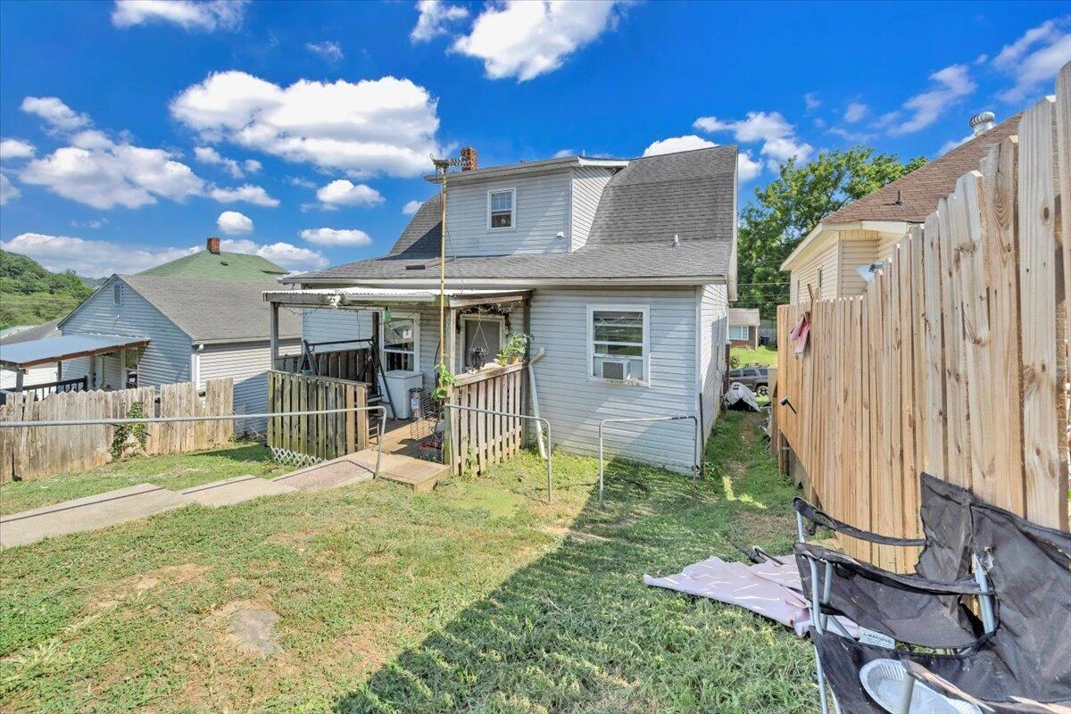 1206 Tompkins AVE - Photo 22