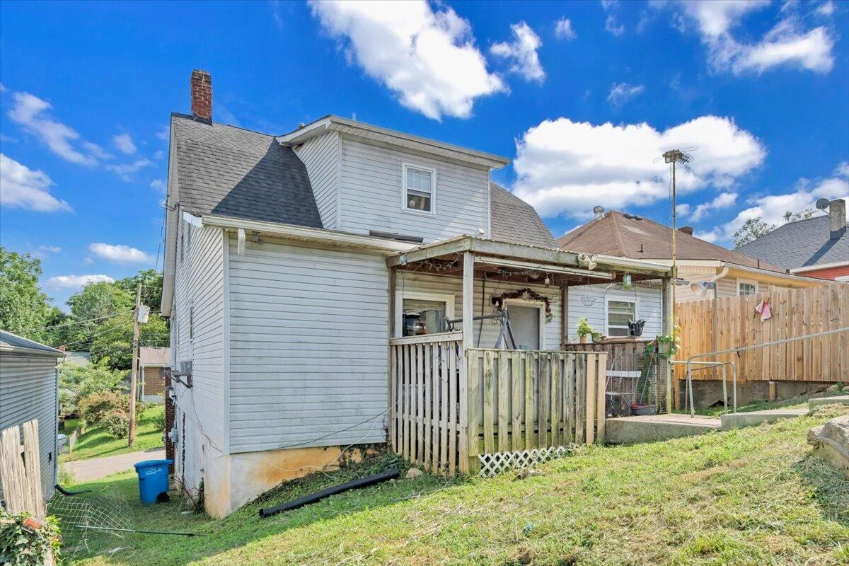 1206 Tompkins AVE - Photo 23