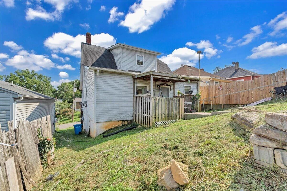 1206 Tompkins AVE - Photo 24