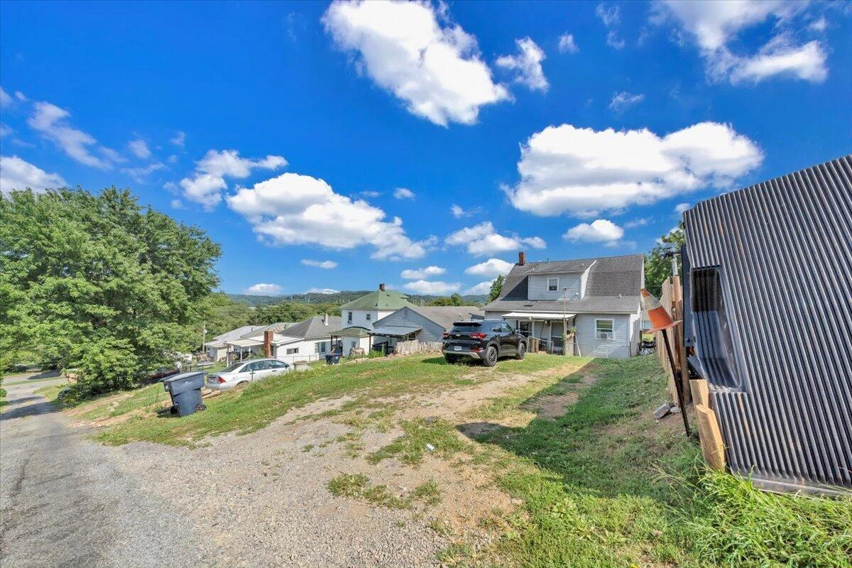 1206 Tompkins AVE - Photo 25