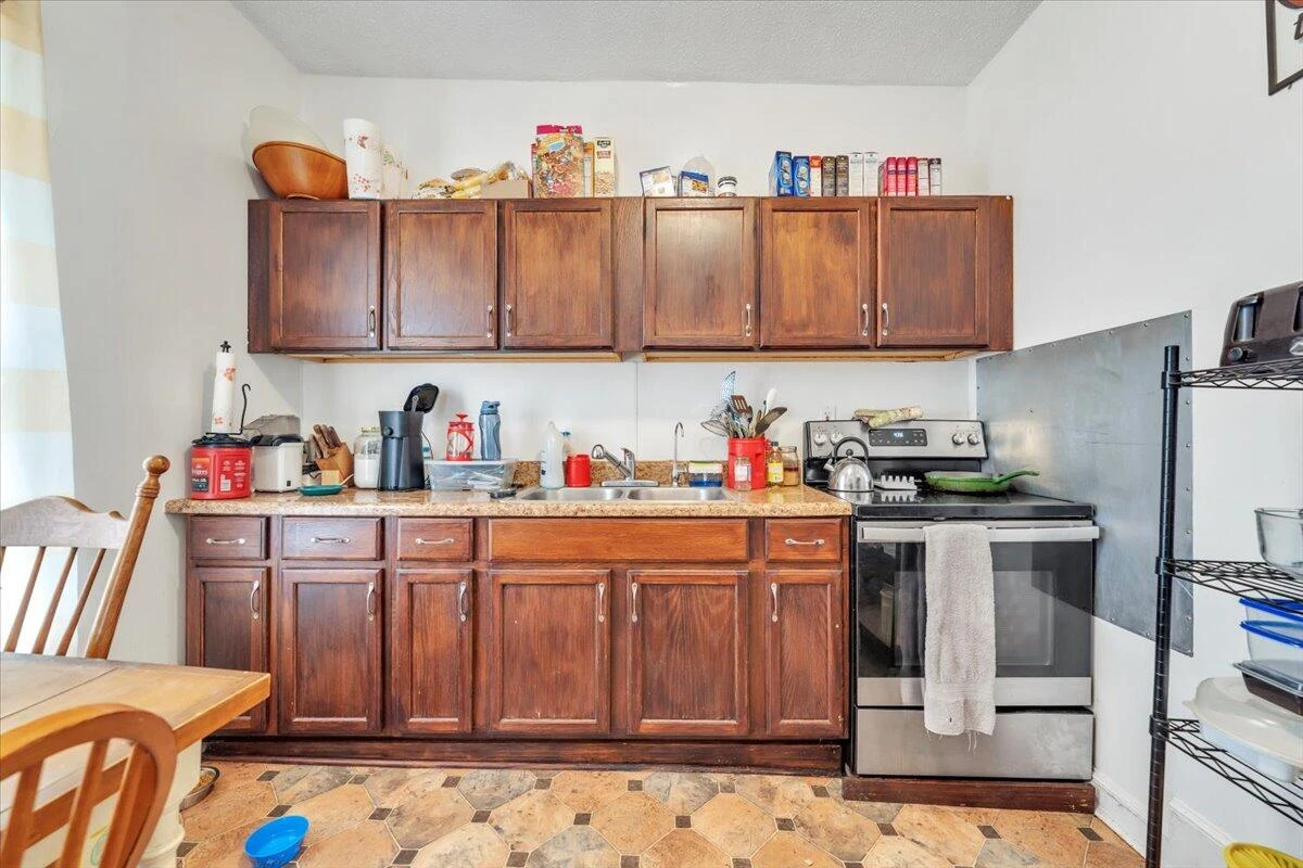 1206 Tompkins AVE - Photo 32