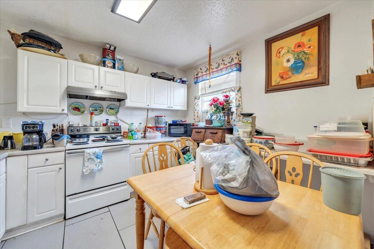1206 Tompkins AVE - Photo 11