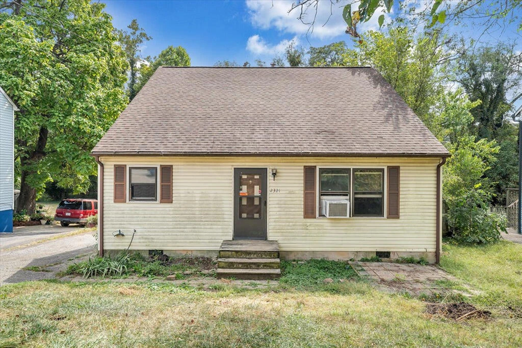 2321 Dunkirk AVE - Photo 2