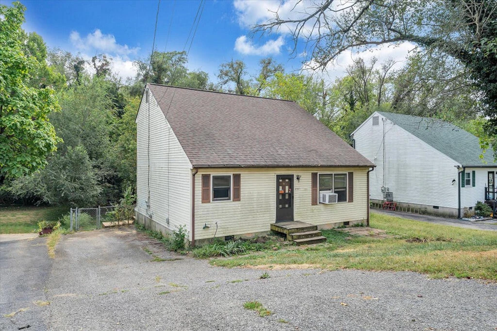 2321 Dunkirk AVE - Photo 3