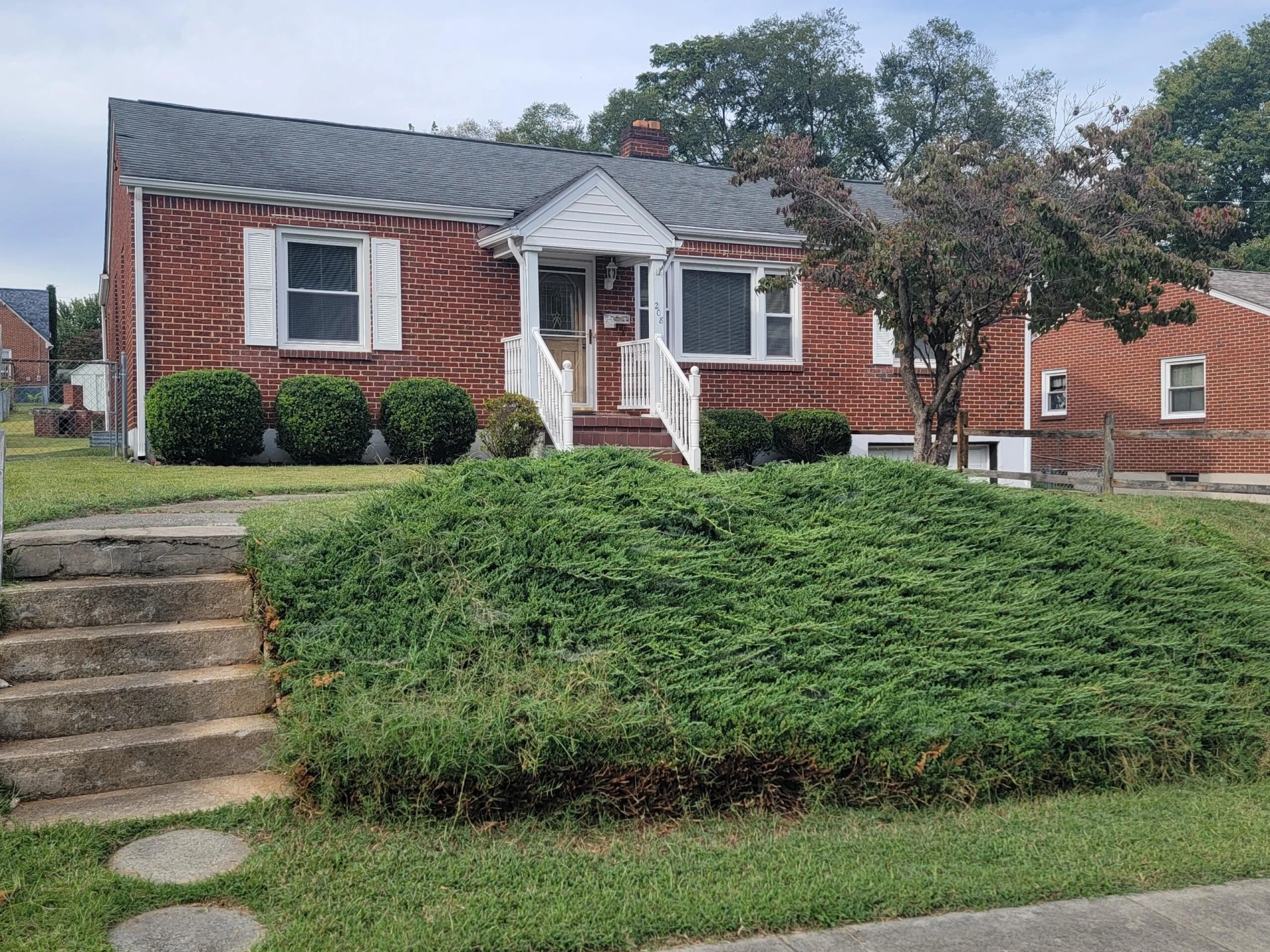 208 Wentworth AVE - Photo 2