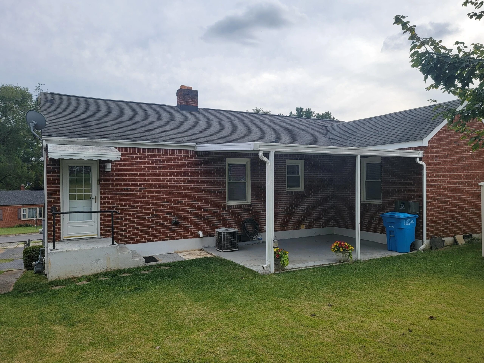 208 Wentworth AVE - Photo 4