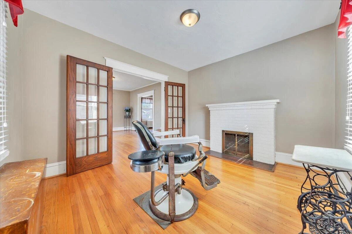 1533 Maiden LN - Photo 10