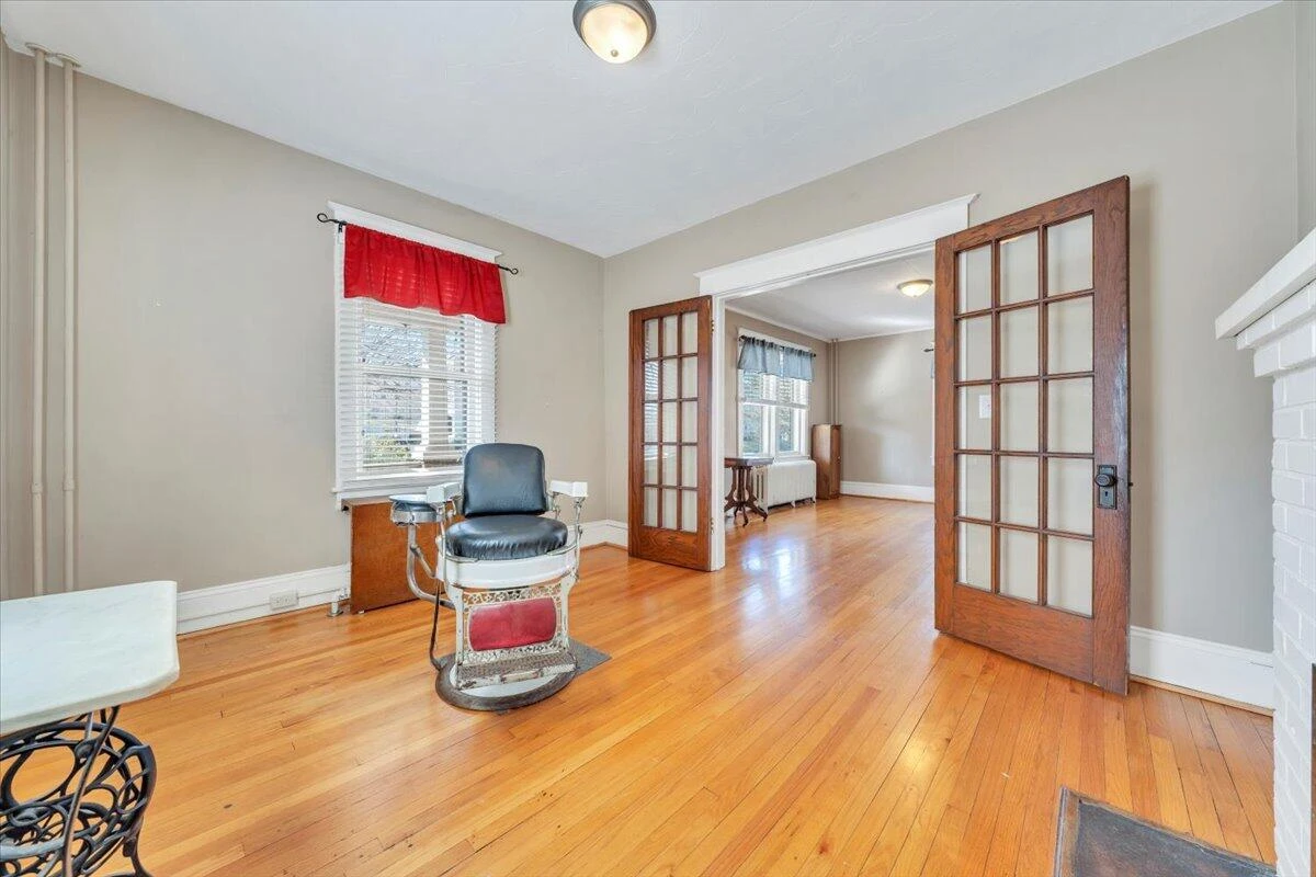 1533 Maiden LN - Photo 11