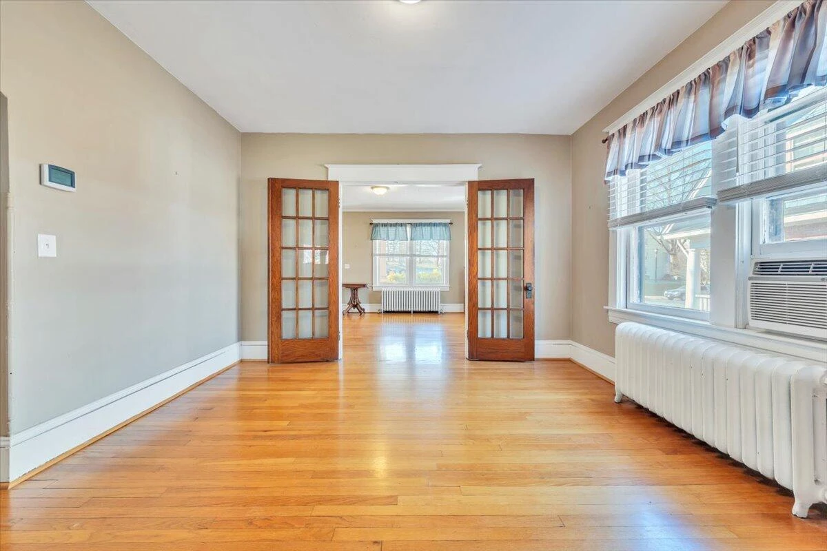 1533 Maiden LN - Photo 16