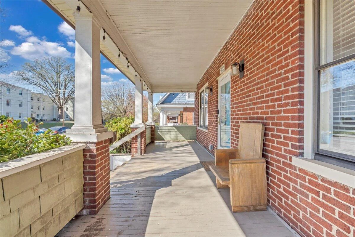 1533 Maiden LN - Photo 2