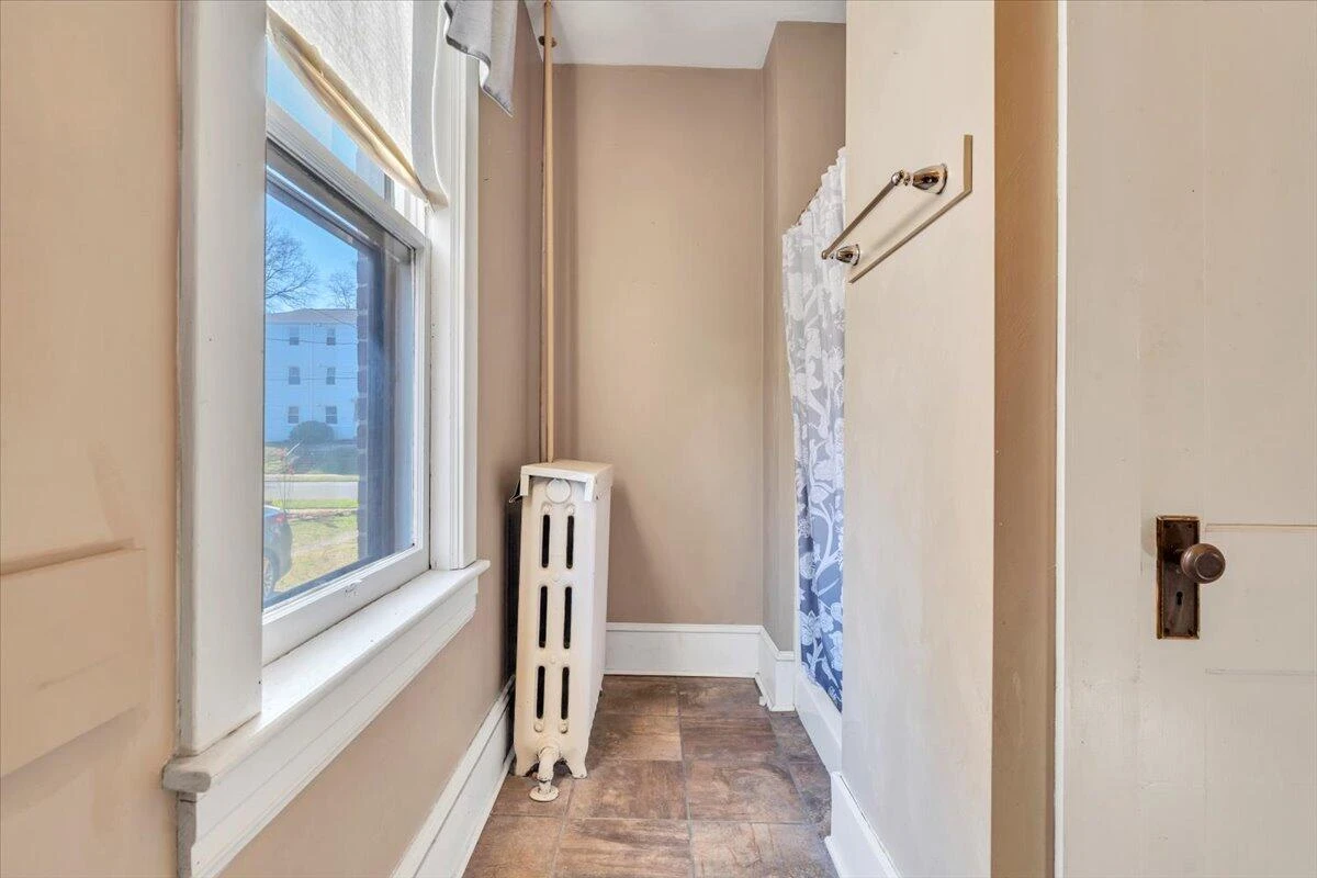 1533 Maiden LN - Photo 29