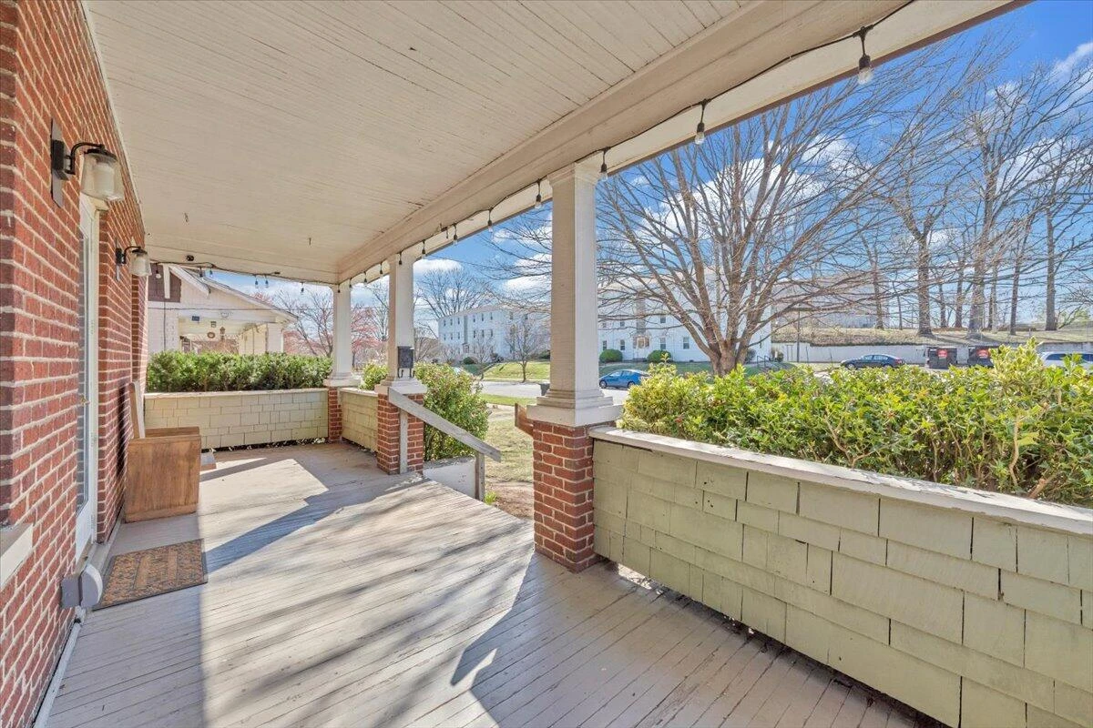 1533 Maiden LN - Photo 3