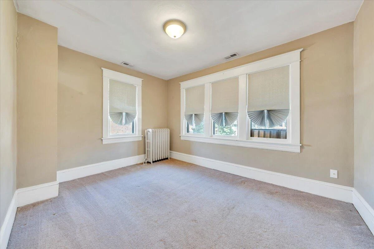 1533 Maiden LN - Photo 31