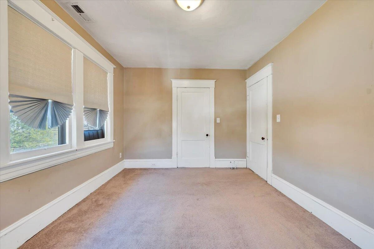 1533 Maiden LN - Photo 32