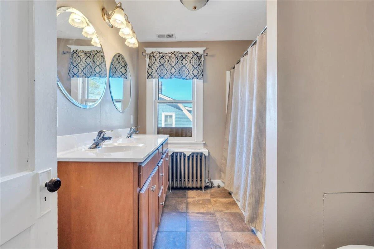 1533 Maiden LN - Photo 38