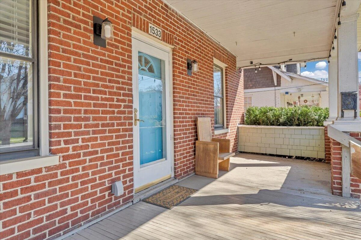1533 Maiden LN - Photo 4