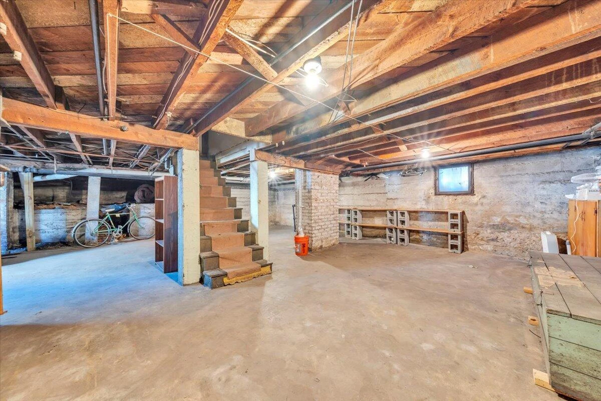 1533 Maiden LN - Photo 40